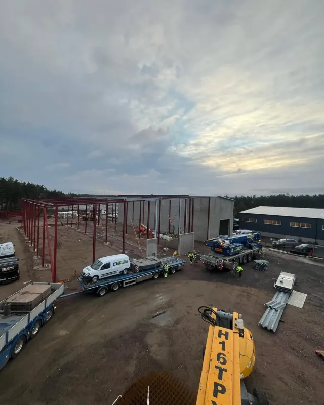 Stålresning och montage på byggarbetsplats