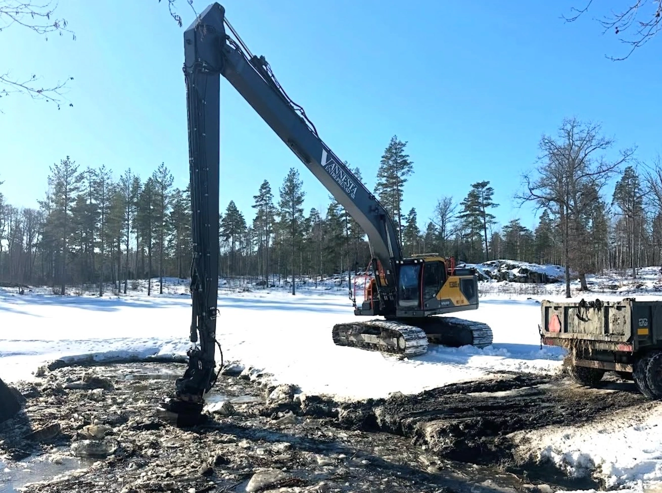 Vannesta rensar dammar på Strängnäs Golfbana