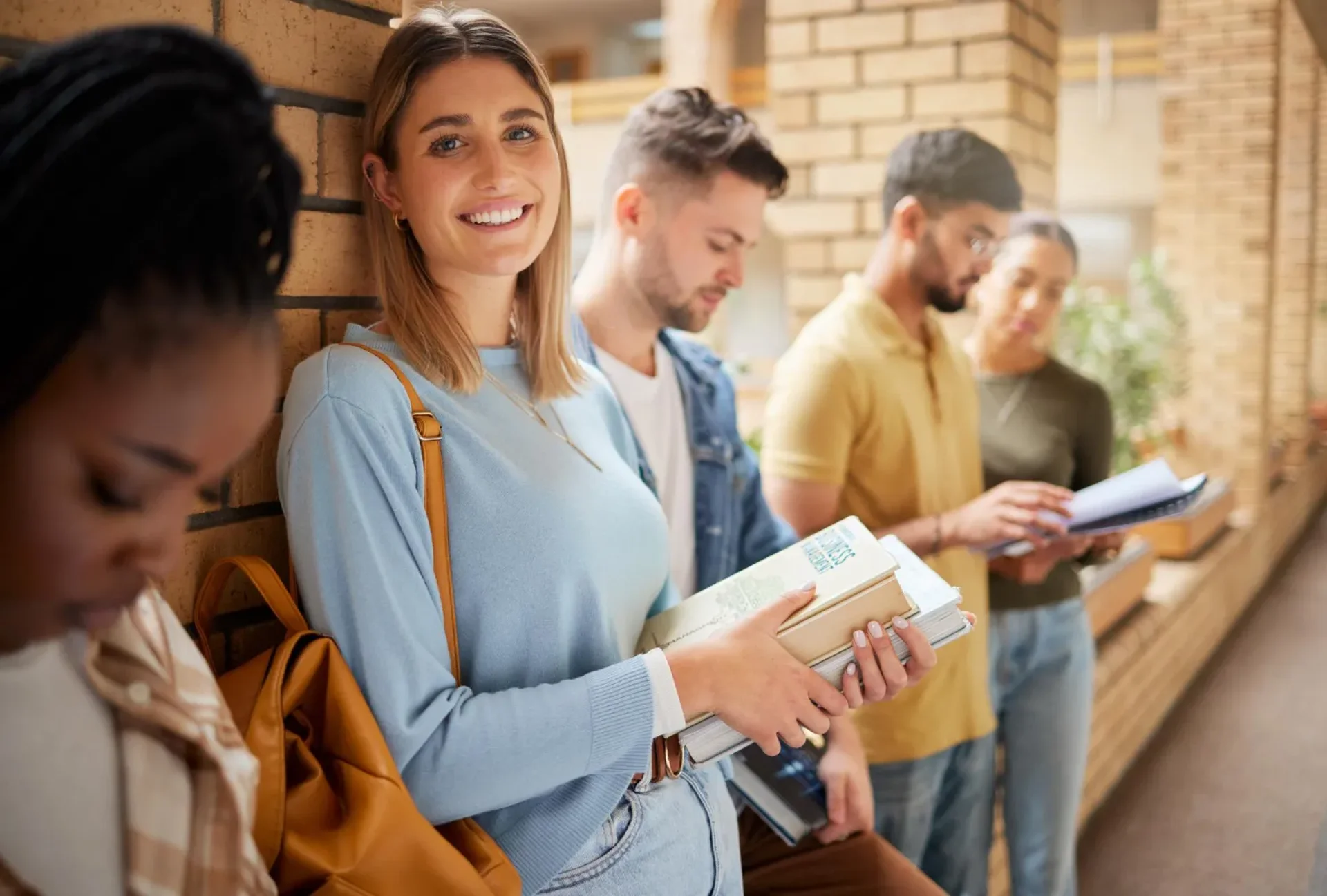 Studenter i en hall i skolan