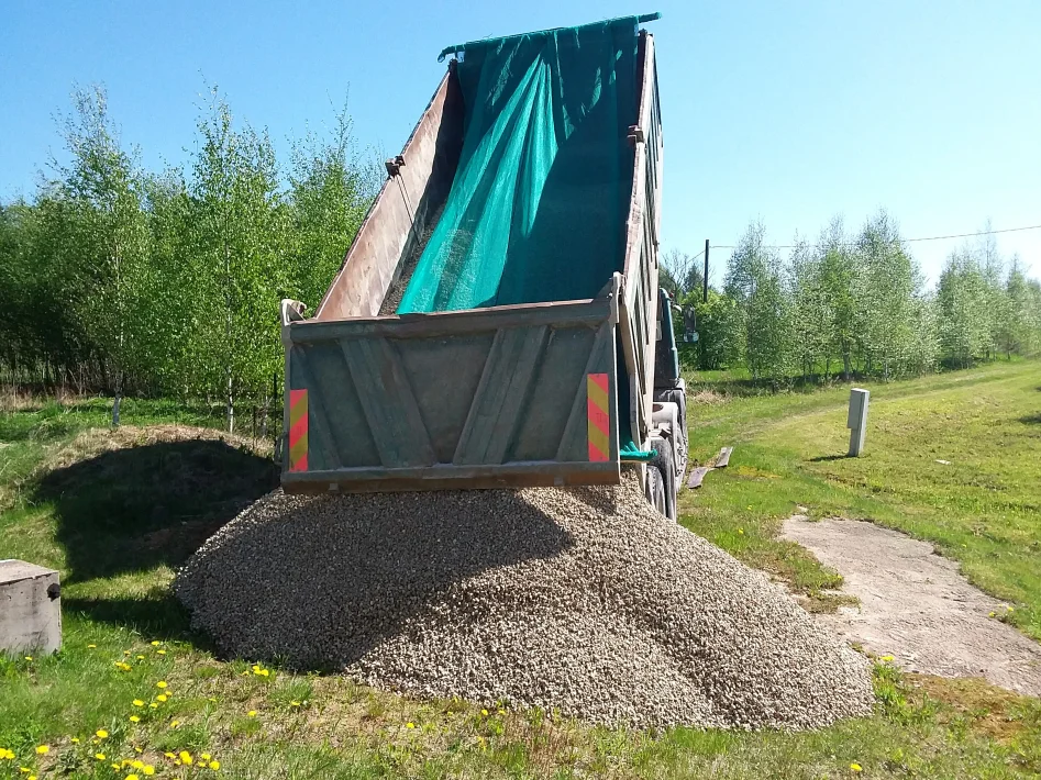 Lastbil levererar bergkross till bärlager