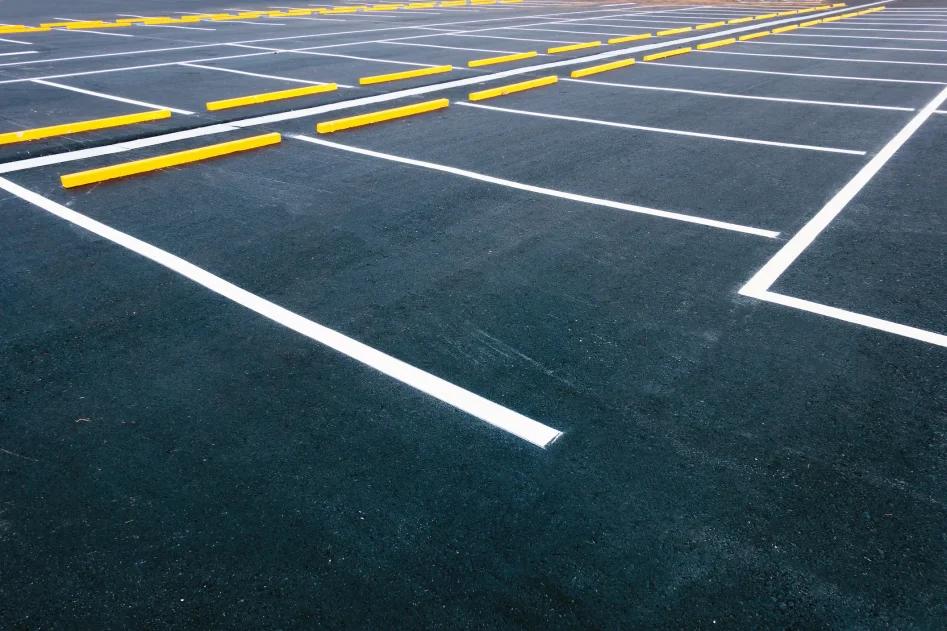 Asfalt med nymålade parkeringsrutor