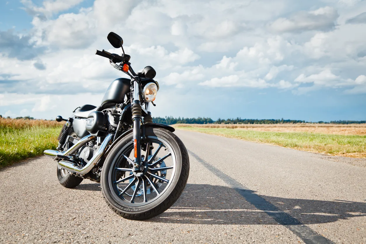 Motorrad auf Landstraße bei Sonnenschein – typisches Frühlingsverkaufsfoto